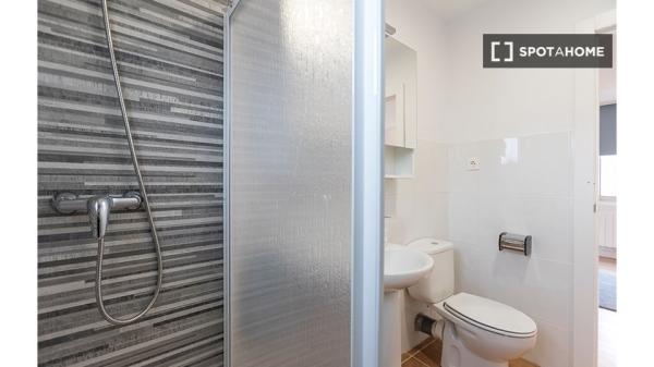 Habitación en piso compartido en Bilbao con balcón privado