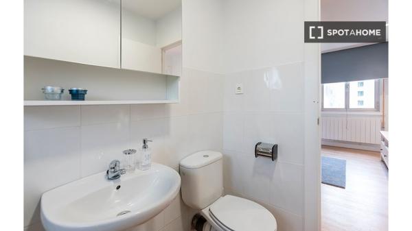 Habitación en piso compartido en Bilbao con balcón privado