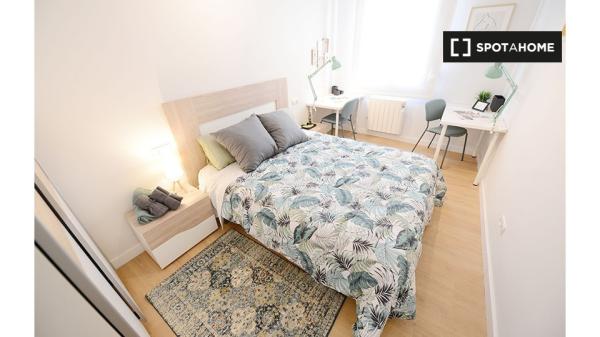 Aluga-se quarto em apartamento de 3 quartos em Bilbao