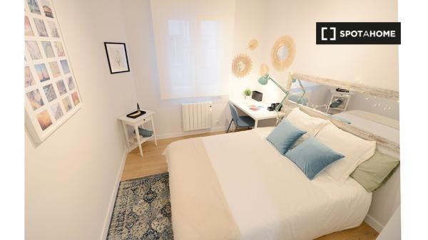 Room for rent in 3-bedroom apartment in Bilbao