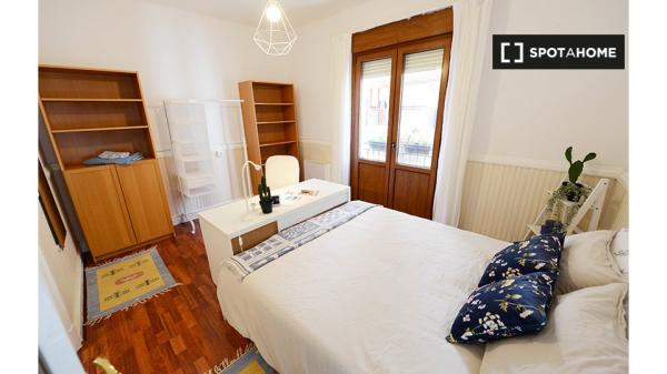 Room for rent in 3-bedroom apartment in Santutxu, Bilbao