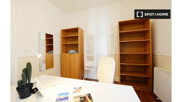 Room for rent in 3-bedroom apartment in Santutxu, Bilbao