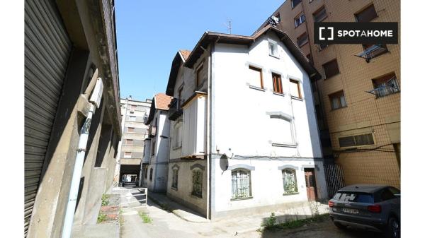 Zimmer zu vermieten in 3-Zimmer-Wohnung in Santutxu, Bilbao