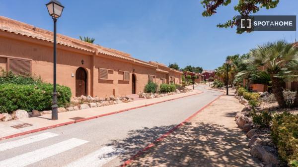 Bungalow de 2 dormitorios en alquiler en Alicante