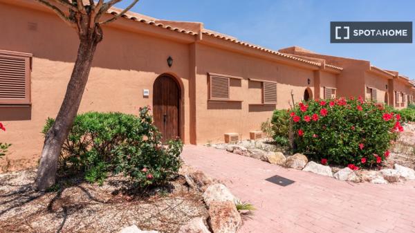 Bungalow de 2 dormitorios en alquiler en Alicante