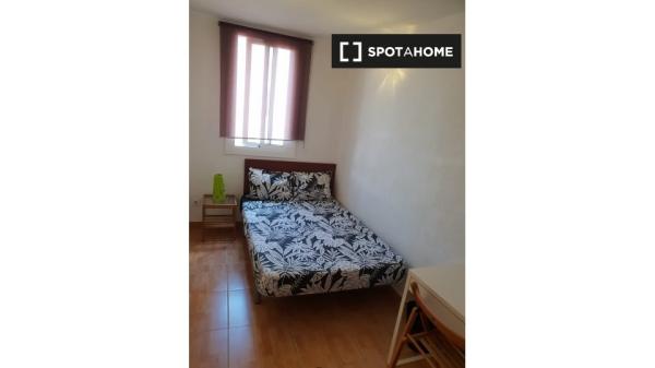 Habitación decorada en piso compartido en El Raval, Barcelona