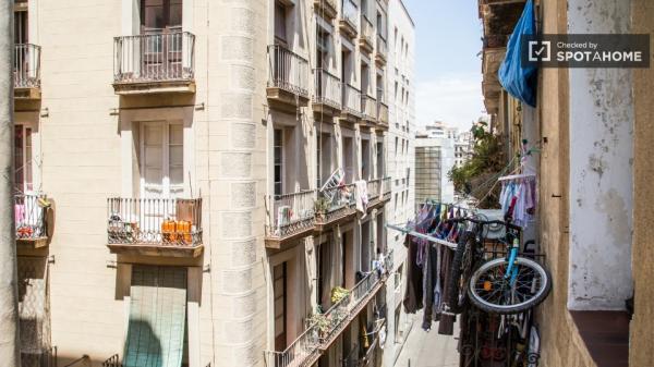 Habitación luminosa en piso compartido en El Raval, Barcelona