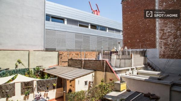 Habitación luminosa en piso compartido en El Raval, Barcelona