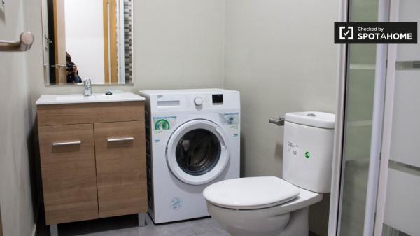 Habitación amueblada en apartamento de 3 dormitorios en El Raval, Barcelona