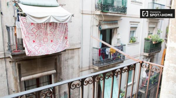 Habitación amueblada en apartamento de 3 dormitorios en El Raval, Barcelona