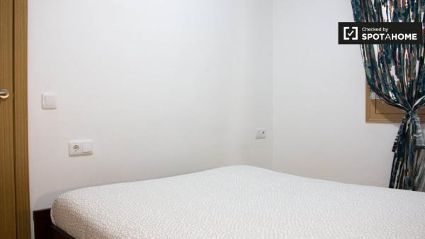 Habitación amueblada en apartamento de 3 dormitorios en El Raval, Barcelona