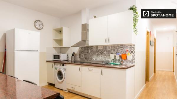 Se alquila habitación en el apartamento de 6 dormitorios en El Raval, Barcelona.