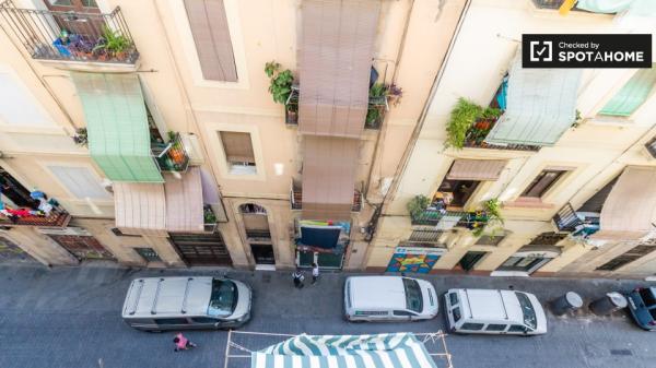 Se alquila habitación en el apartamento de 6 dormitorios en El Raval, Barcelona.