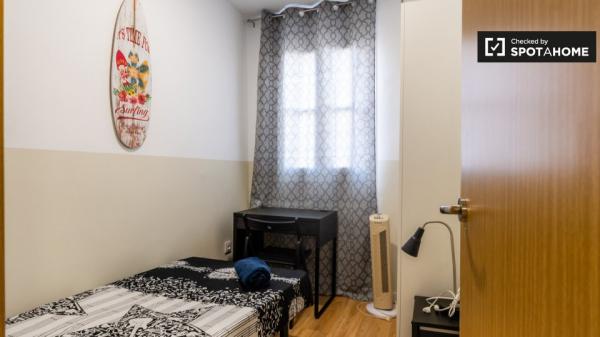 Se alquila habitación en el apartamento de 6 dormitorios en El Raval, Barcelona.