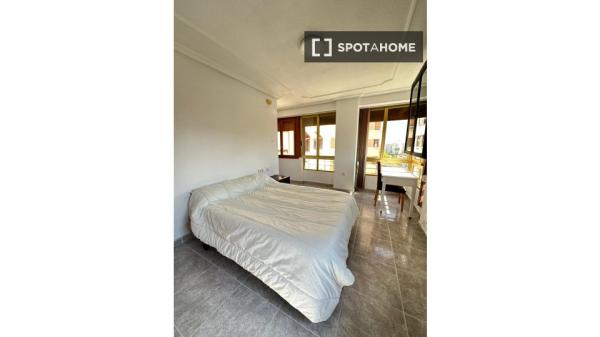 Room for rent in shared apartment in Alicante