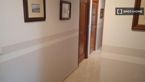 Room for rent in shared apartment in Granada