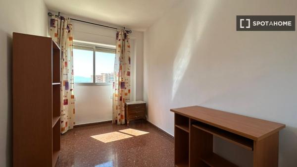 Se alquila habitación en piso compartido en Granada