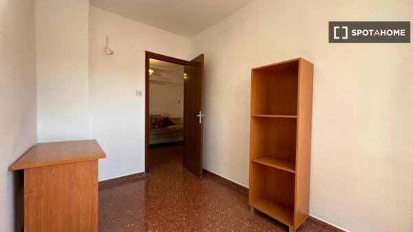 Se alquila habitación en piso compartido en Granada