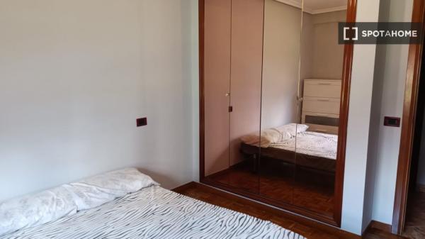 Room for rent in shared apartment in Oviedo