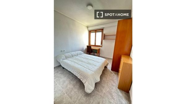 Chambre à louer dans un appartement partagé à Alicante