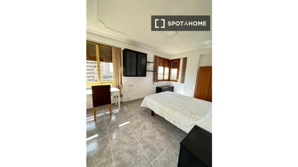 Chambre à louer dans un appartement partagé à Alicante