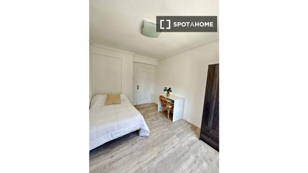 Alugo quarto em apartamento compartilhado em Pamplona