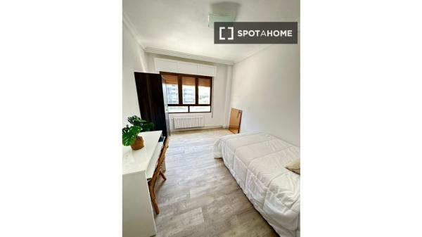 Alugo quarto em apartamento compartilhado em Pamplona