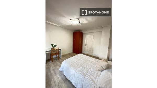 Alugo quarto em apartamento compartilhado em Pamplona