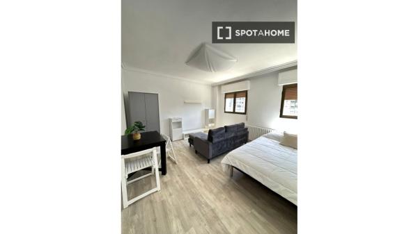 Alugo quarto em apartamento compartilhado em Pamplona