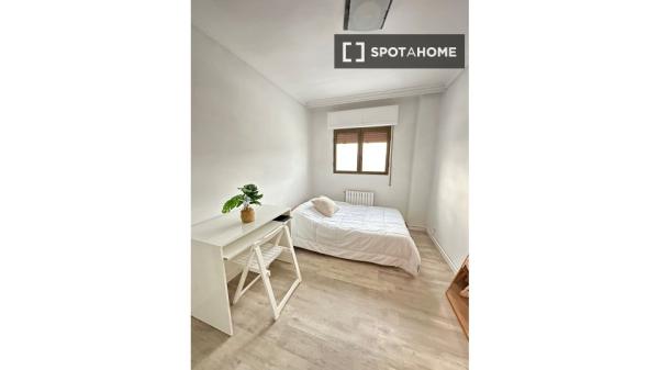 Alugo quarto em apartamento compartilhado em Pamplona