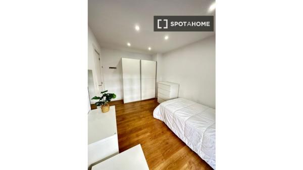 Alugo quarto em apartamento compartilhado em Pamplona