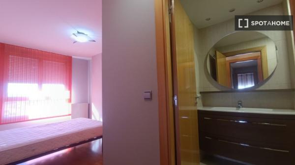 Room for rent in shared apartment in Pamplona