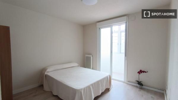 Room for rent in shared apartment in Pamplona