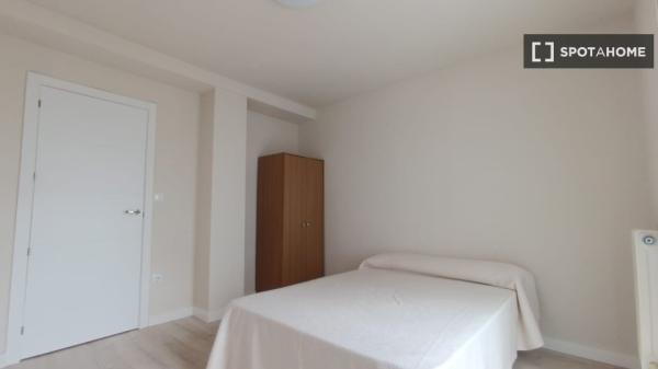 Room for rent in shared apartment in Pamplona