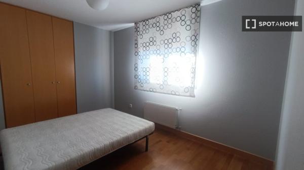 Room for rent in shared apartment in Pamplona