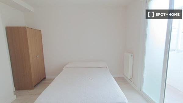 Room for rent in shared apartment in Pamplona