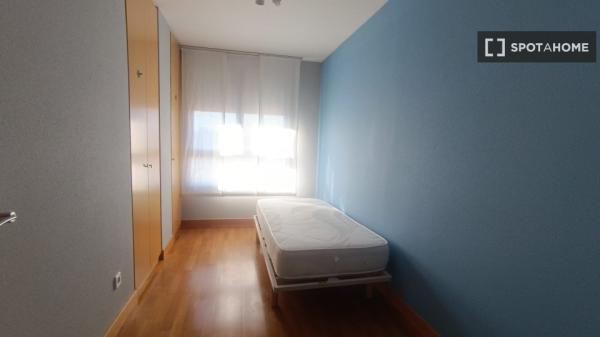 Room for rent in shared apartment in Pamplona