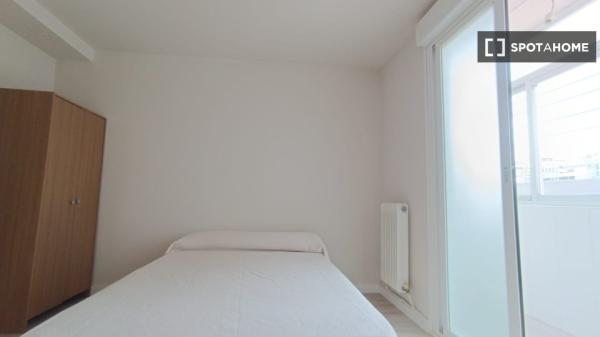 Room for rent in shared apartment in Pamplona