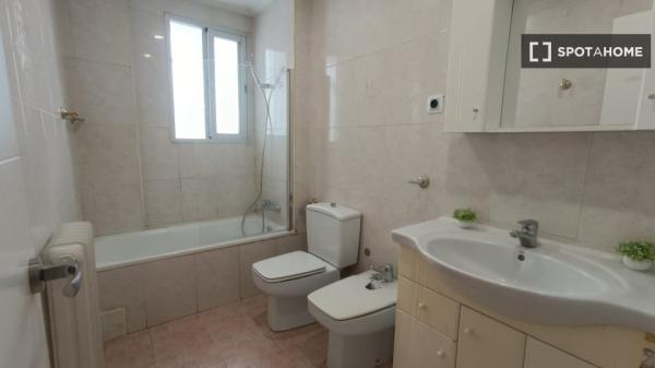 Room for rent in shared apartment in Pamplona