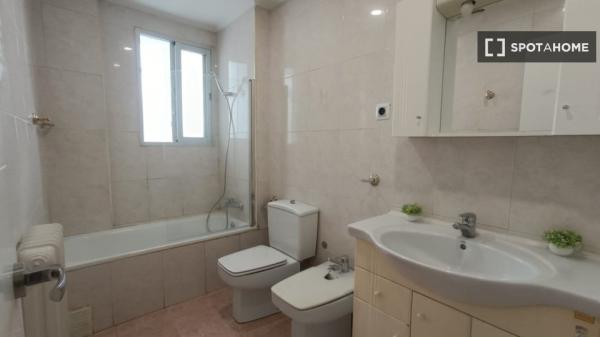 Room for rent in shared apartment in Pamplona