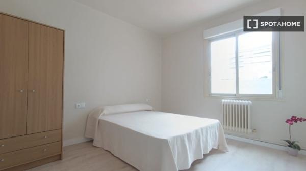 Room for rent in shared apartment in Pamplona