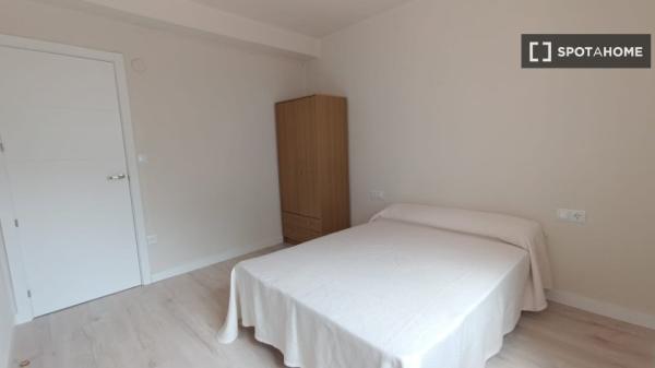 Room for rent in shared apartment in Pamplona