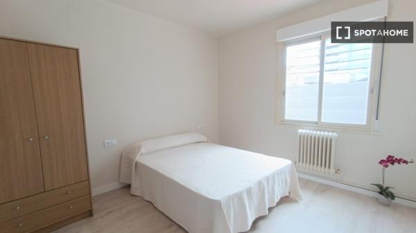 Room for rent in shared apartment in Pamplona