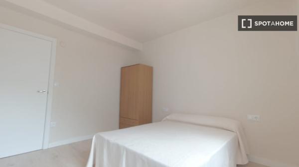 Room for rent in shared apartment in Pamplona