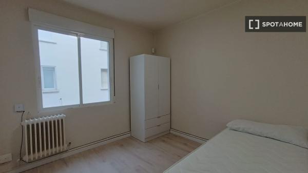 Room for rent in shared apartment in Pamplona