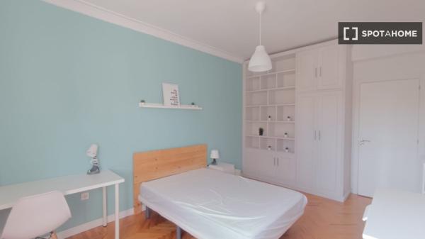 Room for rent in shared apartment in Pamplona