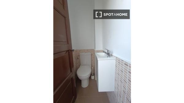 Room for rent in shared apartment in Pamplona