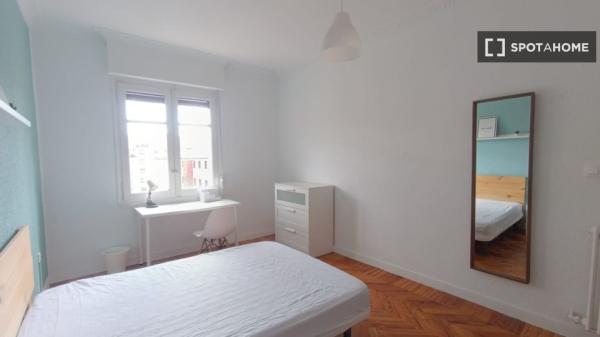 Room for rent in shared apartment in Pamplona