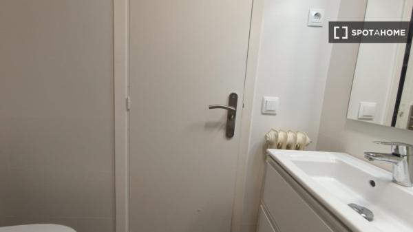 Alugo quarto em apartamento compartilhado em Pamplona