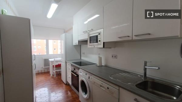 Alugo quarto em apartamento compartilhado em Pamplona